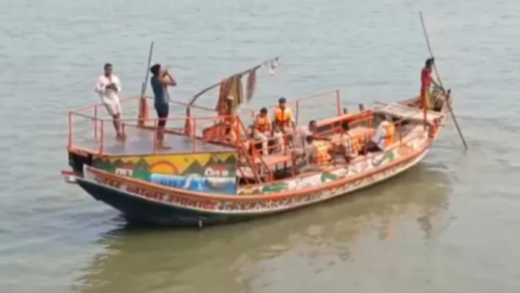 पटना में बड़ा नाव हादसा: गंगा नदी में नाव पलटी, दो की मौत, पांच लोग अब भी लापता पटना में बड़ा नाव हादसा: गंगा नदी में नाव पलटी, दो की मौत, पांच लोग अब भी लापता - Samachar Mirchi