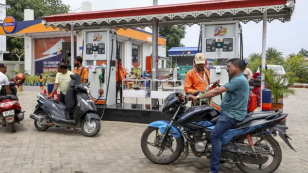 देश में फिर बढ़े पेट्रोल-डीजल के दाम, 10 दिन में तीसरी बढ़ोतरी से आम आदमी पर बढ़ा बोझ