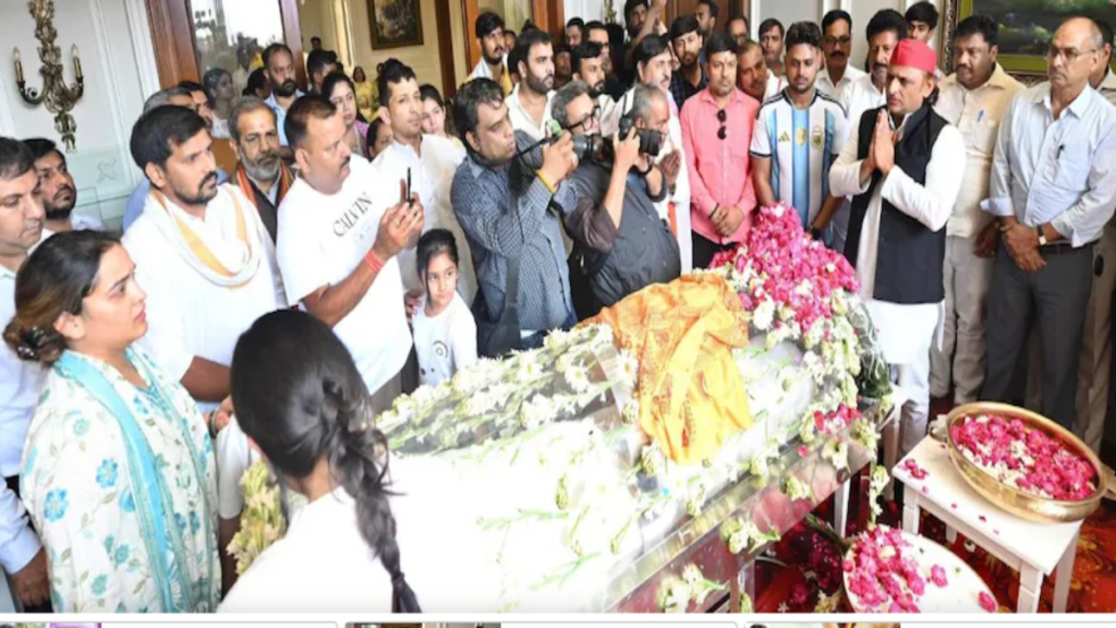 प्रतीक यादव के निधन पर अपर्णा-अखिलेश ने बंद कमरे में की बात, बाहर खड़ा रहा पूरा परिवार - Samachar Mirchi