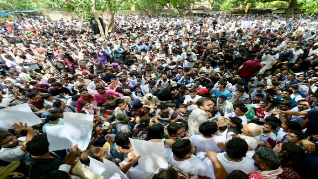 दिल्ली में कॉकरोच जनता पार्टी का प्रदर्शन: फाउंडर अभिजीत बोले अगले शनिवार फिर जंतर-मंतर आएंगे - Samachar Mirchi