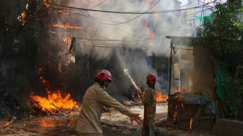 दिल्ली के मालवीय नगर स्थित होटल में भीषण आग, अब तक 21 लोगों की मौत दिल्ली के मालवीय नगर स्थित होटल में भीषण आग, अब तक 21 लोगों की मौत - Samachar Mirchi