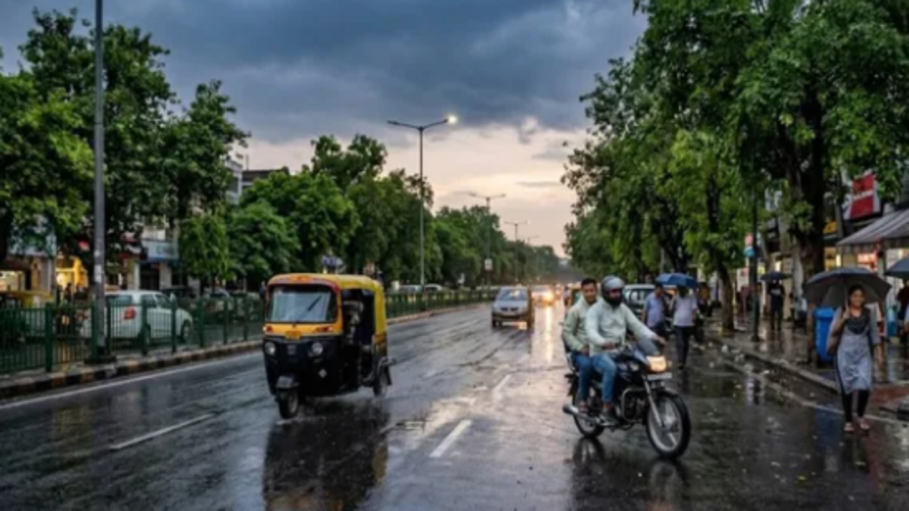 दिल्ली-NCR में झमाझम बारिश: भीषण गर्मी से मिली राहत, जुलाई के पहले हफ्ते में मानसून की एंट्री - Samachar Mirchi