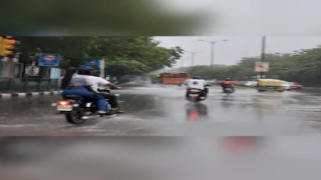दिल्ली-NCR में मौसम ने ली करवट, गर्मी और उमस से मिली राहत, झमाझम बारिश दिल्ली-NCR में मौसम ने ली करवट, गर्मी और उमस से मिली राहत, झमाझम बारिश - Samachar Mirchi
