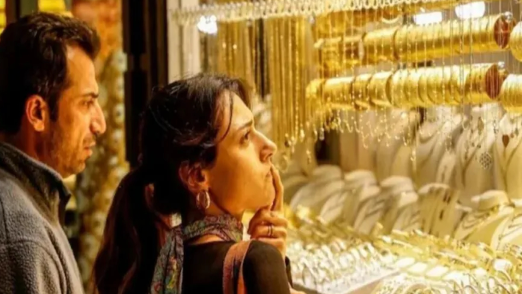 सोना-चांदी की कीमतों में तेज गिरावट, 3 दिन में चांदी ₹11,000 सस्ती, बाजार खुलते ही सोना धड़ाम सोना-चांदी की कीमतों में तेज गिरावट, 3 दिन में चांदी ₹11,000 सस्ती, बाजार खुलते ही सोना धड़ाम - Samachar Mirchi