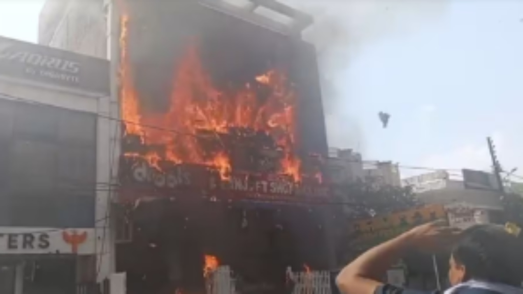 लखनऊ के कोचिंग सेंटर में भीषण आग, छात्रों ने जान बचाने को छलांग लगाई लखनऊ के कोचिंग सेंटर में भीषण आग, छात्रों ने जान बचाने को छलांग लगाई - Samachar Mirchi