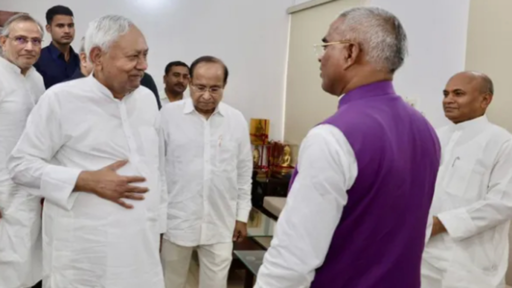 नीतीश कुमार से आरसीपी सिंह की मुलाकात से बिहार की राजनीति में बढ़ी हलचल, अटकलों का दौर तेज - Samachar Mirchi