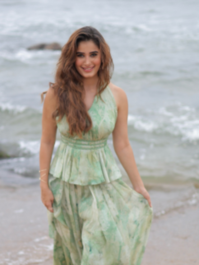 Rasha Thadani ने Beach से शेयर की खूबसूरत फोटोज, महेश बाबू के भतीजे के साथ करने वाली हैं तेलुगु डेब्यू