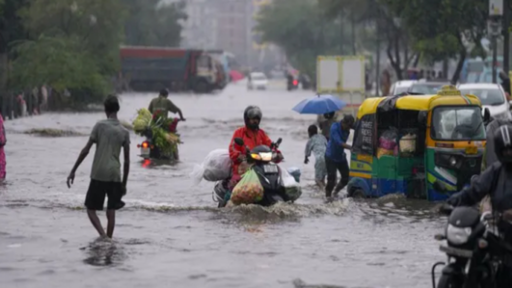 देशभर में मानसून की आफत: बाढ़, भूस्खलन और इमारत ढहने से कई मौतें,  आफत की बारिश - Samachar Mirchi