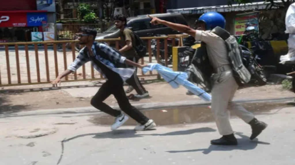 बिहार बंद: पटना के डाकबंगला चौराहे पर पथराव पुलिस ने लाठियां भांजी, तेज प्रताप यादव हिरासत में बिहार बंद: पटना के डाकबंगला चौराहे पर पथराव पुलिस ने लाठियां भांजी, तेज प्रताप यादव हिरासत में - Samachar Mirchi