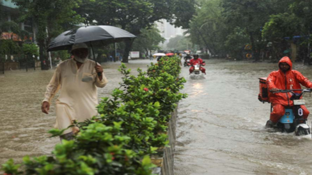 भारी बारिश से कई राज्यों में तबाही: मुंबई में इमारत गिरने से 6 की मौत, गुजरात-एमपी में बाढ़ जैसे हालात भारी बारिश से कई राज्यों में तबाही: मुंबई में इमारत गिरने से 6 की मौत, गुजरात-एमपी में बाढ़ जैसे हालात - Samachar Mirchi