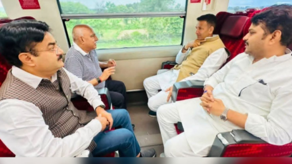 वंदे भारत से दतिया जा रहे बीजेपी प्रदेशाध्यक्ष हेमंत खंडेलवाल और कांग्रेस प्रदेशाध्यक्ष जीतू पटवारी कैमरे में कैद वंदे भारत से दतिया जा रहे बीजेपी प्रदेशाध्यक्ष हेमंत खंडेलवाल और कांग्रेस प्रदेशाध्यक्ष जीतू पटवारी कैमरे में कैद - Samachar Mirchi