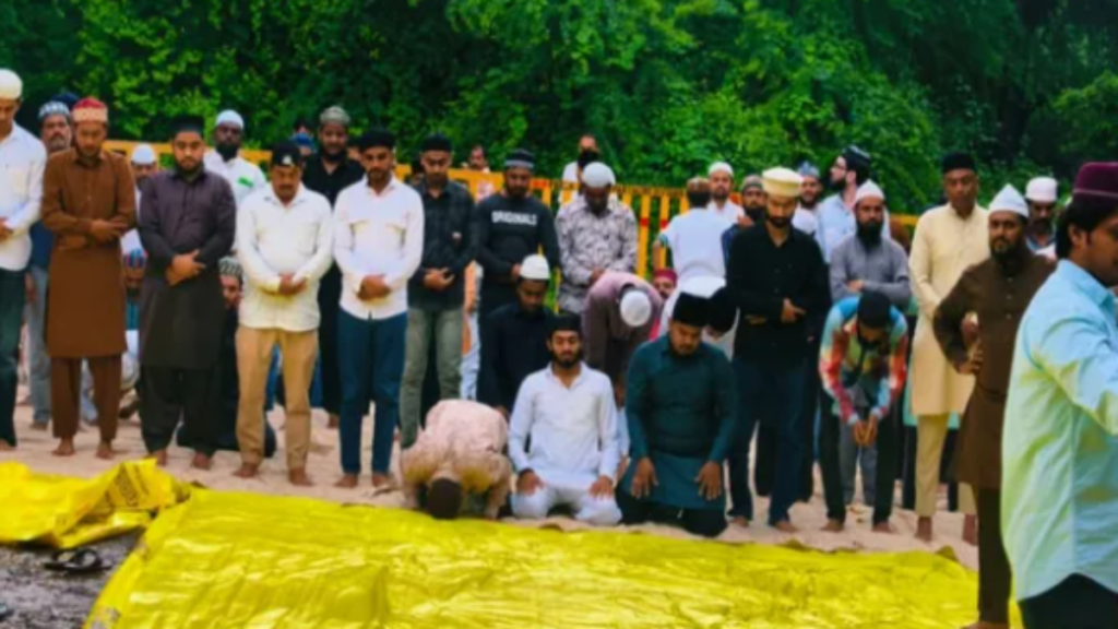 भोजशाला विवाद: अंतरिम सुप्रीम पीछे की जमीन पर पढ़ी गई जुमे की नमाज, पुलिस ने की बैरिकेडिंग भोजशाला विवाद: अंतरिम सुप्रीम पीछे की जमीन पर पढ़ी गई जुमे की नमाज, पुलिस ने की बैरिकेडिंग - Samachar Mirchi