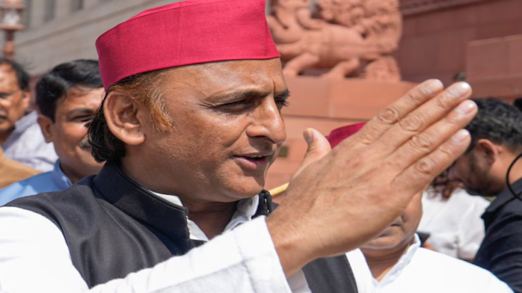 ‘छात्रों के सिर खुले हुए आए थे, हिटलर से तुलना क्यों न करें’, लाठीचार्ज पर भड़के अखिलेश यादव ‘छात्रों के सिर खुले हुए आए थे, हिटलर से तुलना क्यों न करें’, लाठीचार्ज पर भड़के अखिलेश यादव - Samachar Mirchi