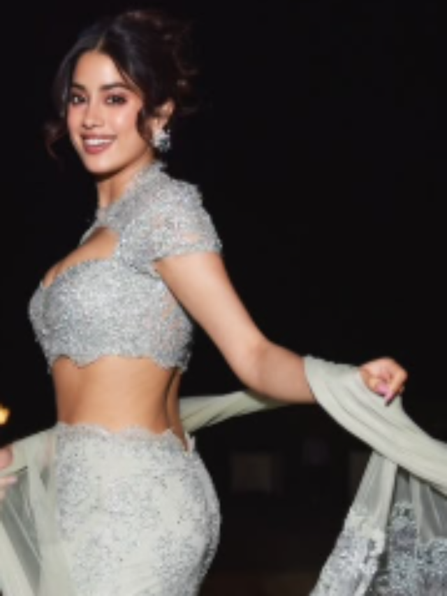 Janhvi Kapoor ने दिखाई मदमस्त अदाएं, कहर ढाते लुक्स में दिए पोज, देखें फोटोज
