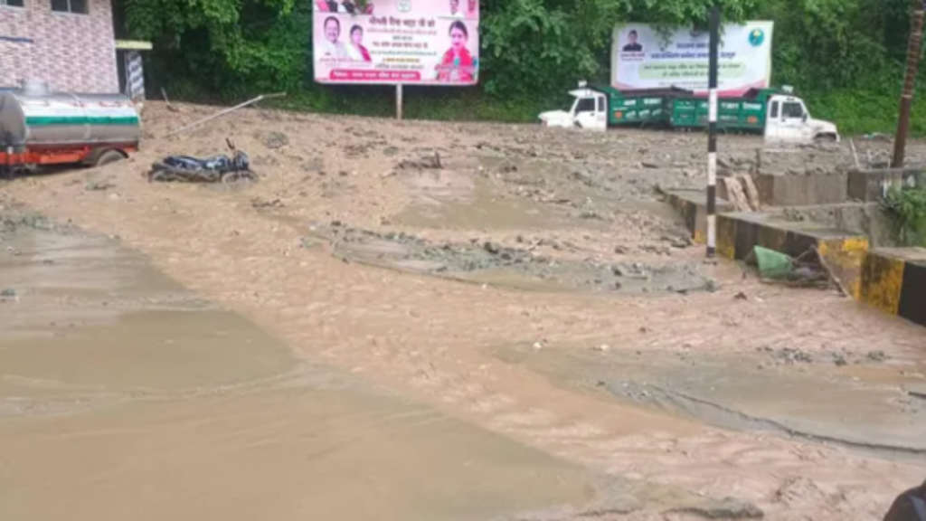 चारधाम यात्रा पर बारिश की मार: केदारनाथ हाईवे मलबा आने से बंद,  यात्रियों की बढ़ीं मुश्किलें - Samachar Mirchi