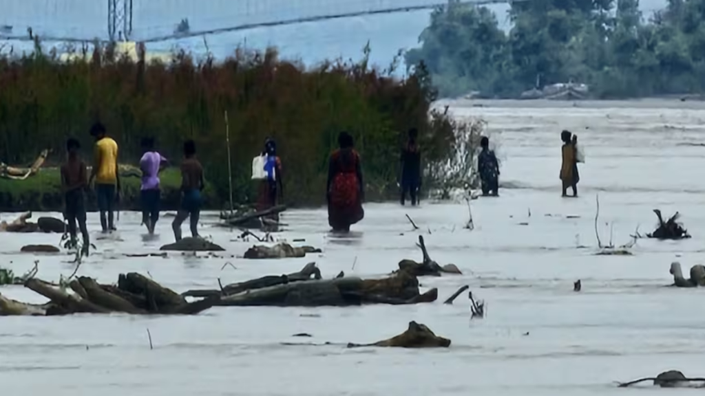 नेपाल की भीषण बाढ़ के बाद नारायणी नदी में बहकर महराजगंज पहुंचे शव, अब तक चार शव बरामद नेपाल की भीषण बाढ़ के बाद नारायणी नदी में बहकर महराजगंज पहुंचे शव, अब तक चार शव बरामद - Samachar Mirchi