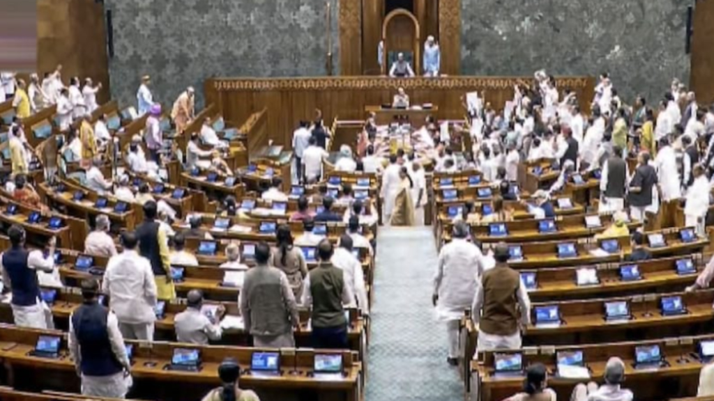 मॉनसून सत्र का आज आखिरी दिन, मकर द्वार के बाहर विपक्ष का प्रदर्शन सरकार से जवाब की मांग मॉनसून सत्र का आज आखिरी दिन, मकर द्वार के बाहर विपक्ष का प्रदर्शन सरकार से जवाब की मांग - Samachar Mirchi
