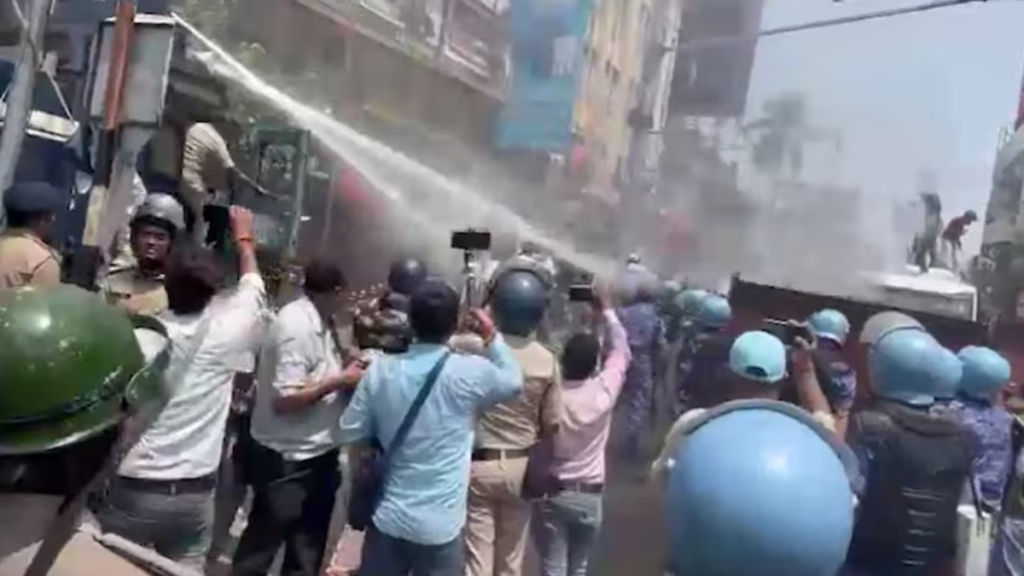 पटना में निगेटिव मार्किंग के खिलाफ छात्रों का मार्च, सीएम आवास की ओर बढ़े प्रदर्शनकारी लाठीचार्ज पटना में निगेटिव मार्किंग के खिलाफ छात्रों का मार्च, सीएम आवास की ओर बढ़े प्रदर्शनकारी लाठीचार्ज - Samachar Mirchi