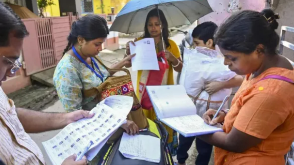 कर्नाटक SIR की ड्राफ्ट लिस्ट से 1.07 करोड़ मतदाताओं के नाम कटे, फाइनल लिस्ट में नाम जुड़वाने का तरीका - Samachar Mirchi