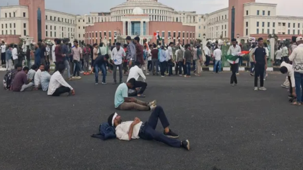 झारखंड छात्र प्रदर्शन: विधानसभा परिसर पहुंचे प्रदर्शनकारी, पुलिस ने छोड़े आंसू गैस के गोले झारखंड छात्र प्रदर्शन: विधानसभा परिसर पहुंचे प्रदर्शनकारी, पुलिस ने छोड़े आंसू गैस के गोले - Samachar Mirchi