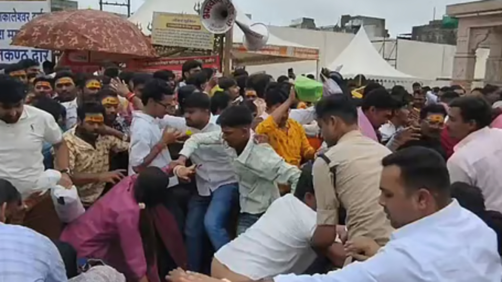 उज्जैन नागचंद्रेश्वर मंदिर में करंट की अफवाह से भगदड़, 13 श्रद्धालु घायल - Samachar Mirchi