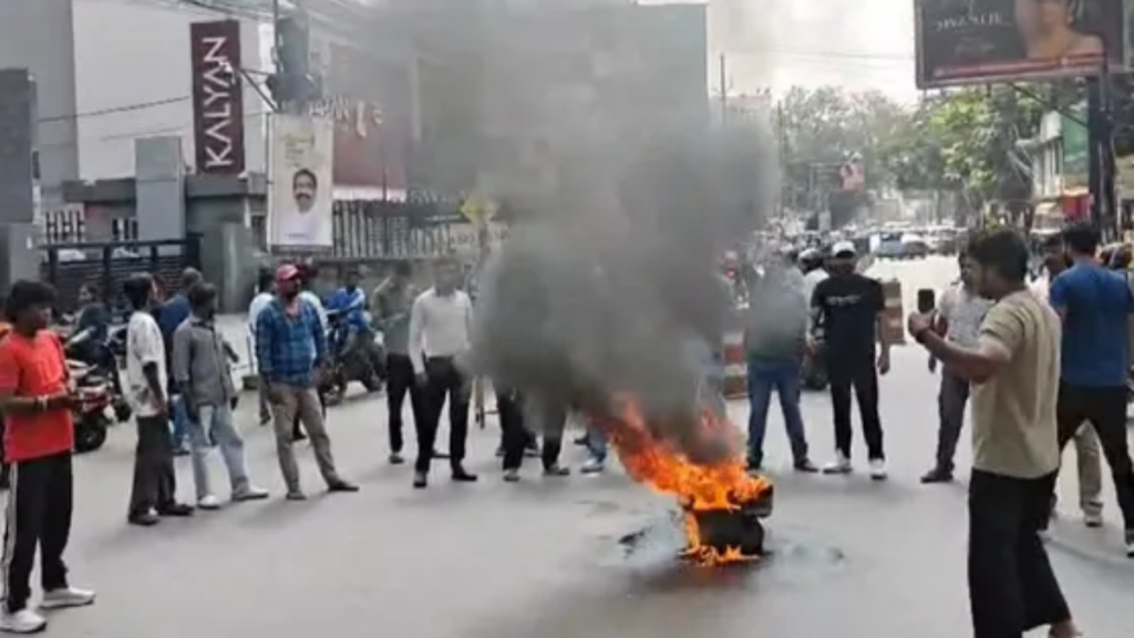 झारखंड बंद: रांची के हरमू चौक पर बीजेपी कार्यकर्ताओं ने टायर जलाकर किया प्रदर्शन छात्रों पर लाठीचार्ज झारखंड बंद: रांची के हरमू चौक पर बीजेपी कार्यकर्ताओं ने टायर जलाकर किया प्रदर्शन छात्रों पर लाठीचार्ज - Samachar Mirchi