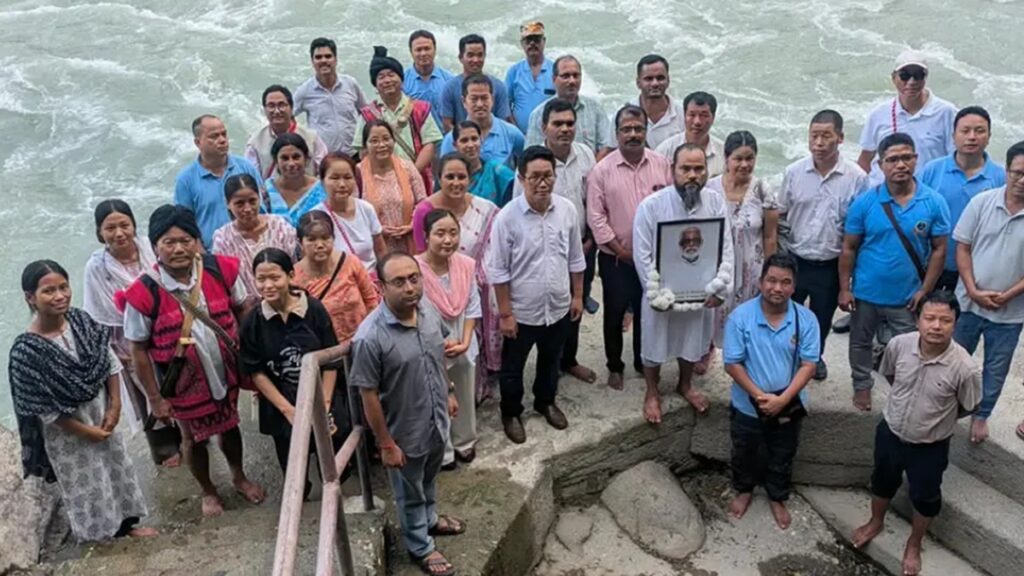 एक आखिरी इच्छा ऐसी भी; अरुणाचल की 5 नदियों में अस्थियों का विसर्जन एक आखिरी इच्छा ऐसी भी; अरुणाचल की 5 नदियों में अस्थियों का विसर्जन - Samachar Mirchi