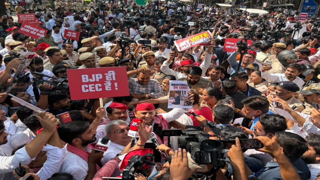 संसद से निर्वाचन सदन तक विपक्ष का हंगामा, राहुल-प्रियंका समेत कई नेता हिरासत में - Samachar Mirchi